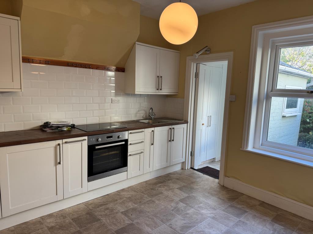 Lot: 141 - FOUR-BEDROOM HOUSE FOR IMPROVEMENT WITH SEA VIEWS - The Kitchen